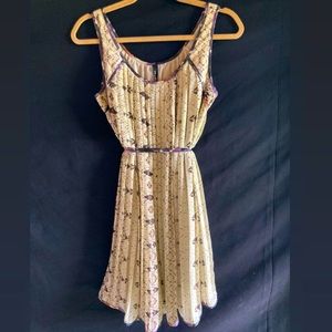 Recently loved dress,non smoker home, no stains, ties in the middle